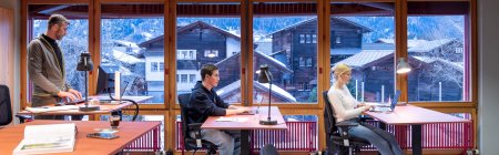 Raumlichkeiten, 3 Personen arbeiten am Tische