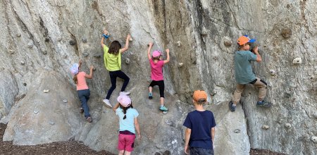 Bambini, parete da arrampicata, bosco incantato, soleggiato