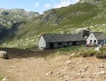 Alpenlandschaft, Wandergruppe, leicht bewolkt